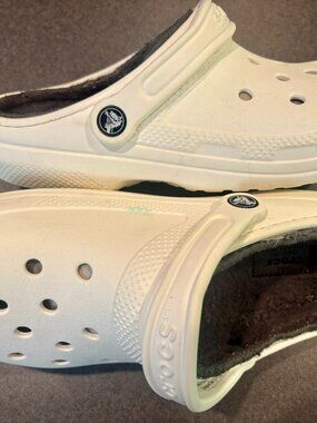 ~~Women’s White Crocs Fleece Lined Fuzzy Gray W9/M7....